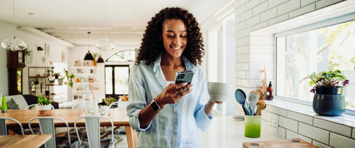 smiling-lady-phone-coffee-mug
